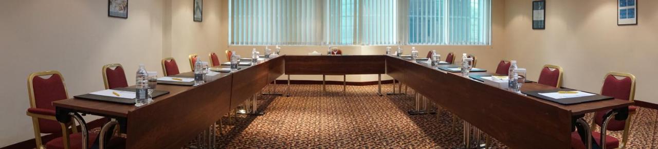 Golden Tulip Sharjah Aparthotel Luaran gambar