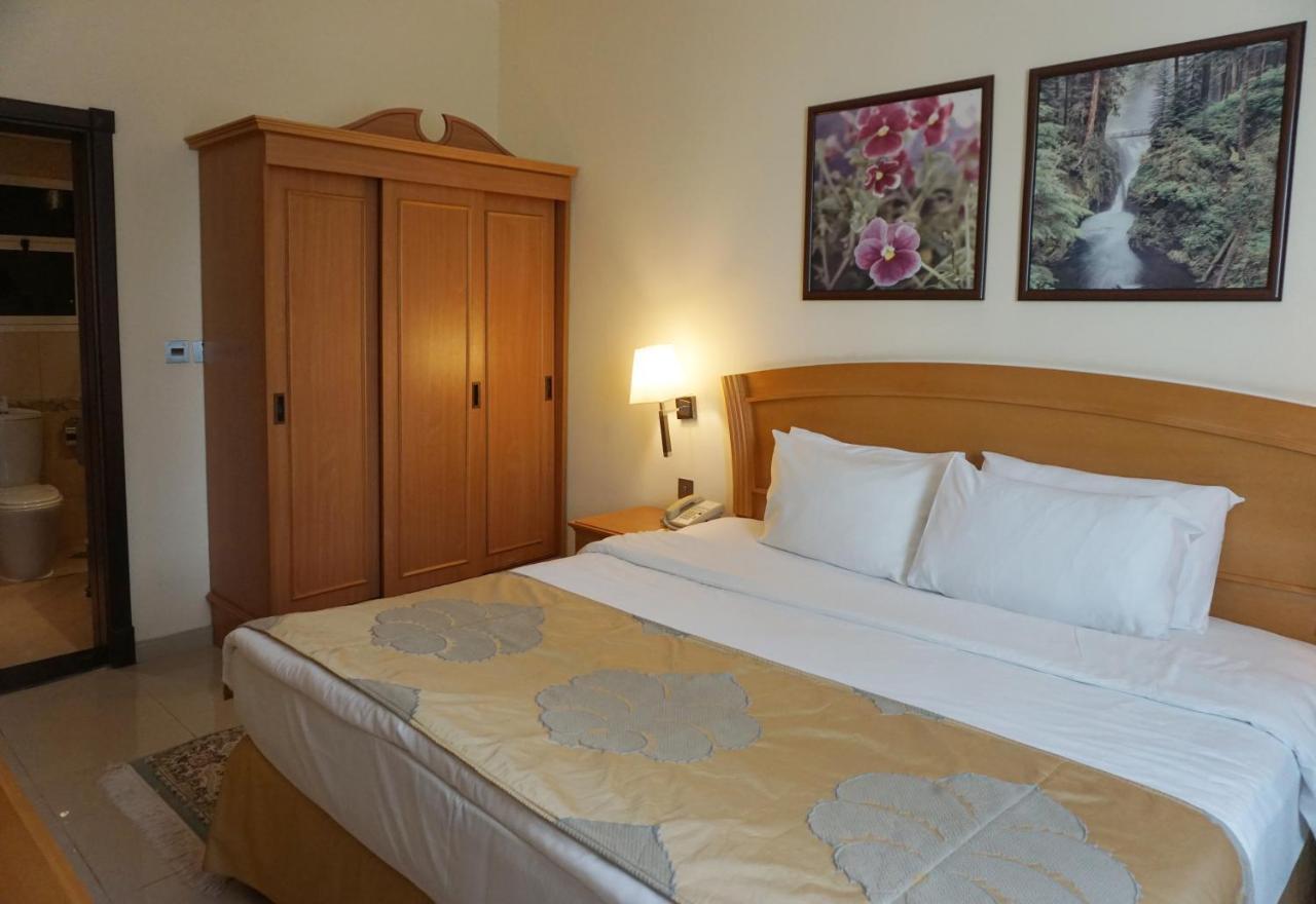 Golden Tulip Sharjah Aparthotel Luaran gambar