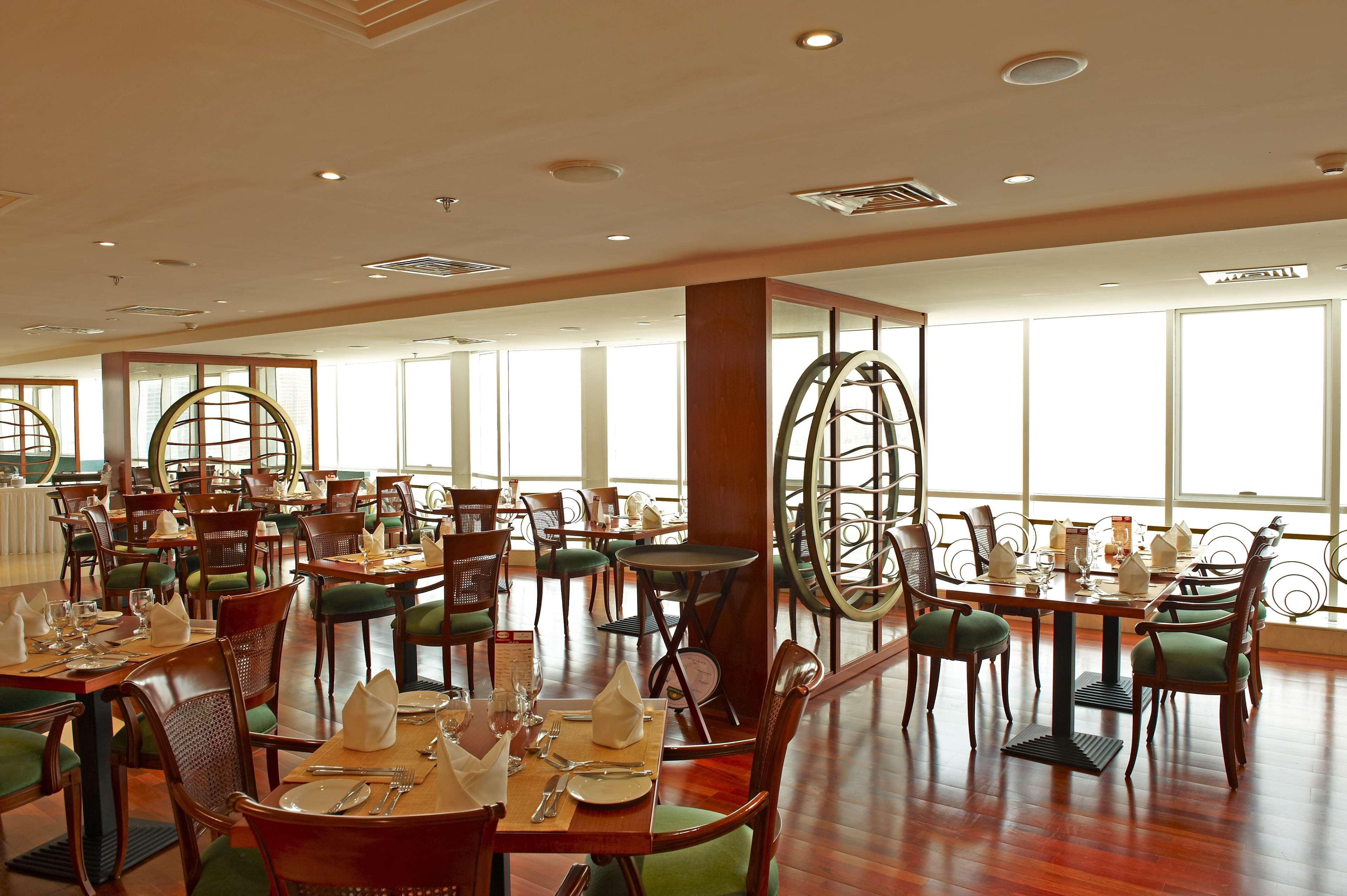 Golden Tulip Sharjah Aparthotel Luaran gambar