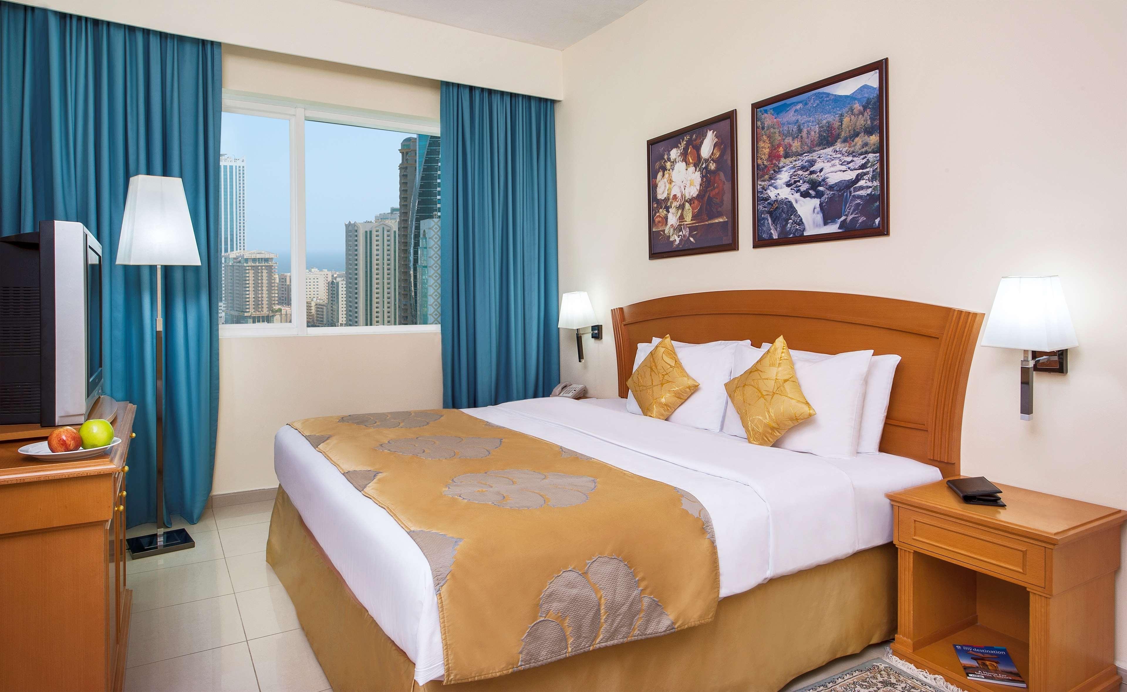 Golden Tulip Sharjah Aparthotel Luaran gambar