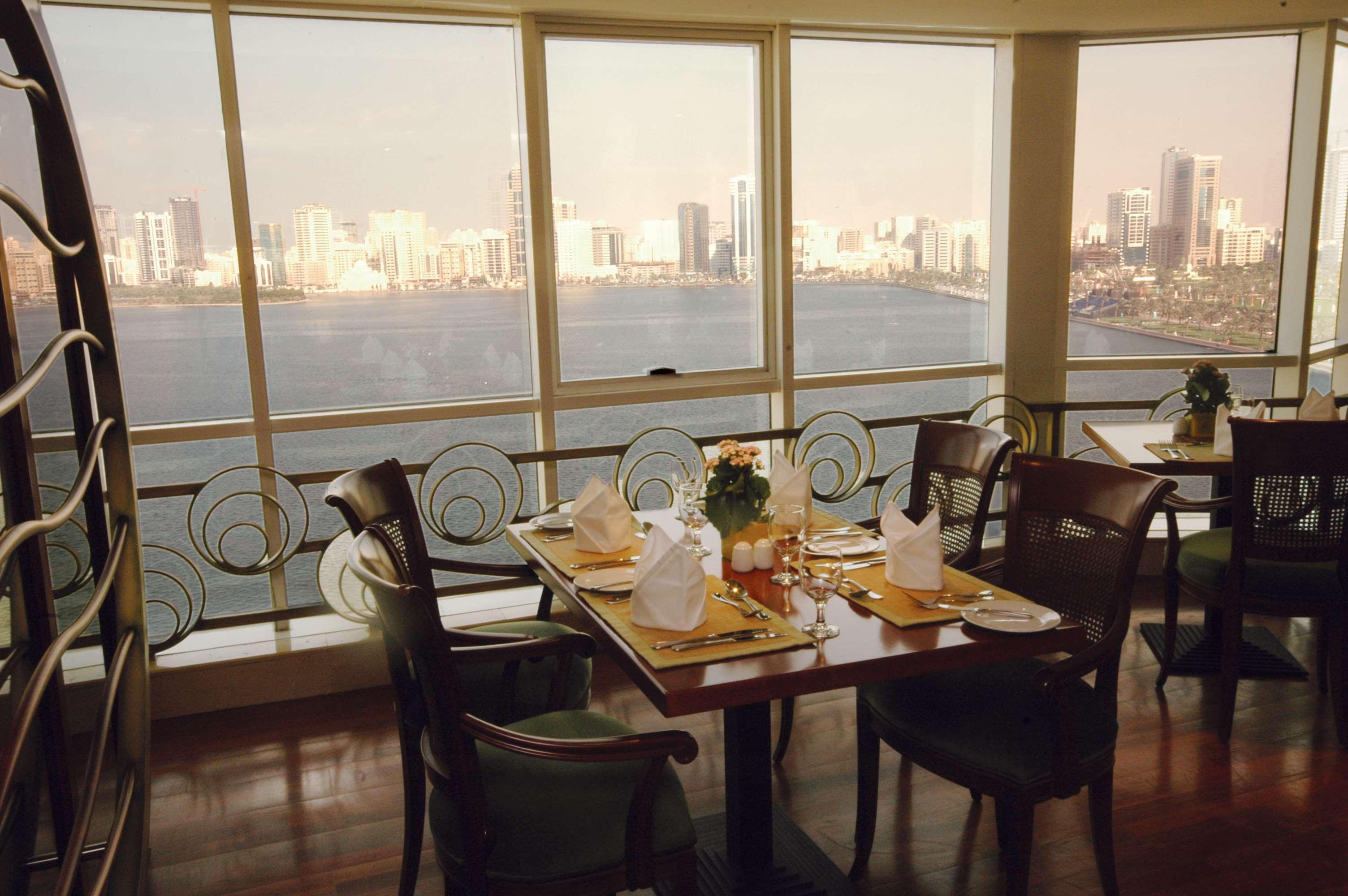 Golden Tulip Sharjah Aparthotel Luaran gambar