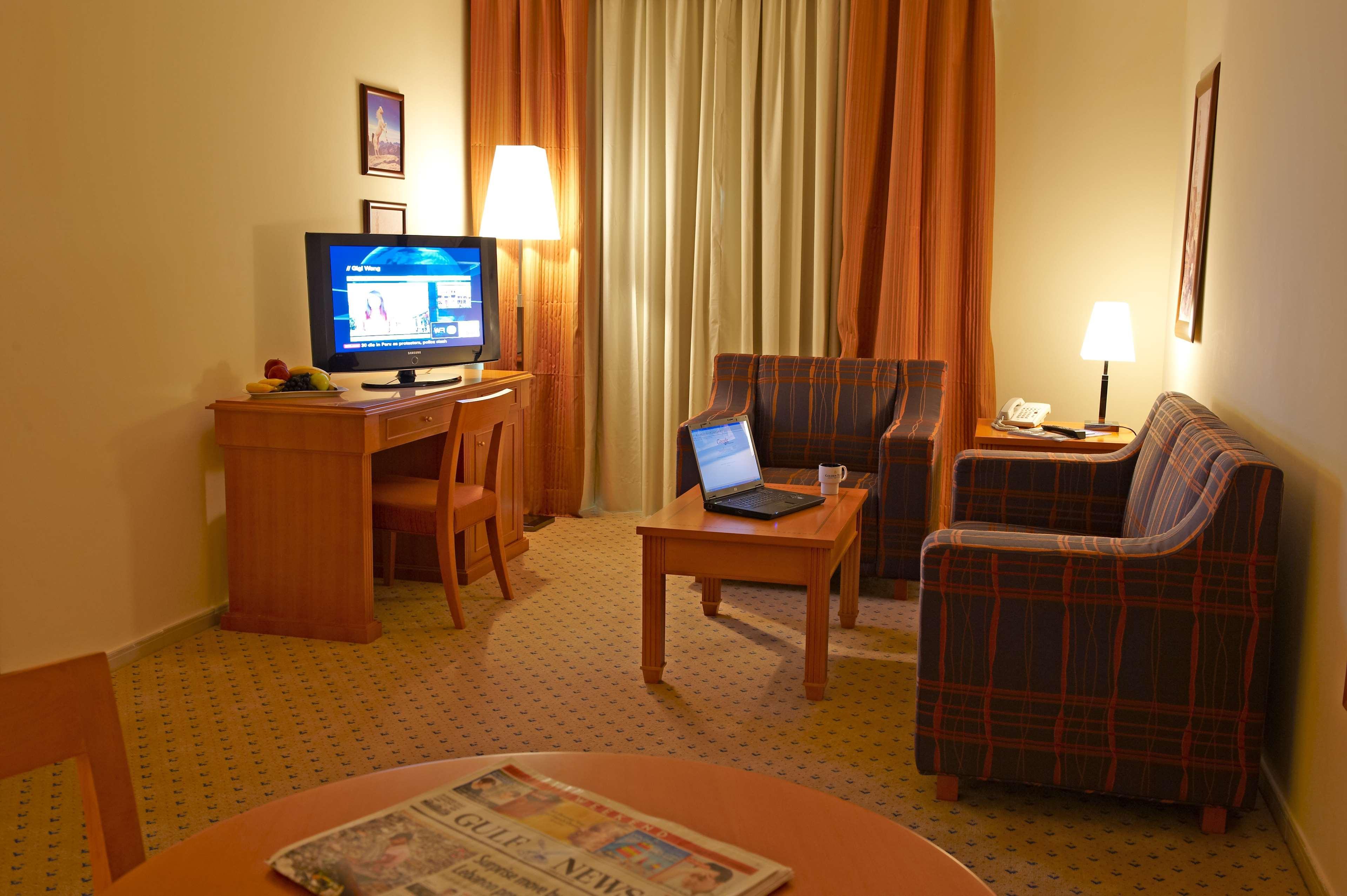 Golden Tulip Sharjah Aparthotel Luaran gambar