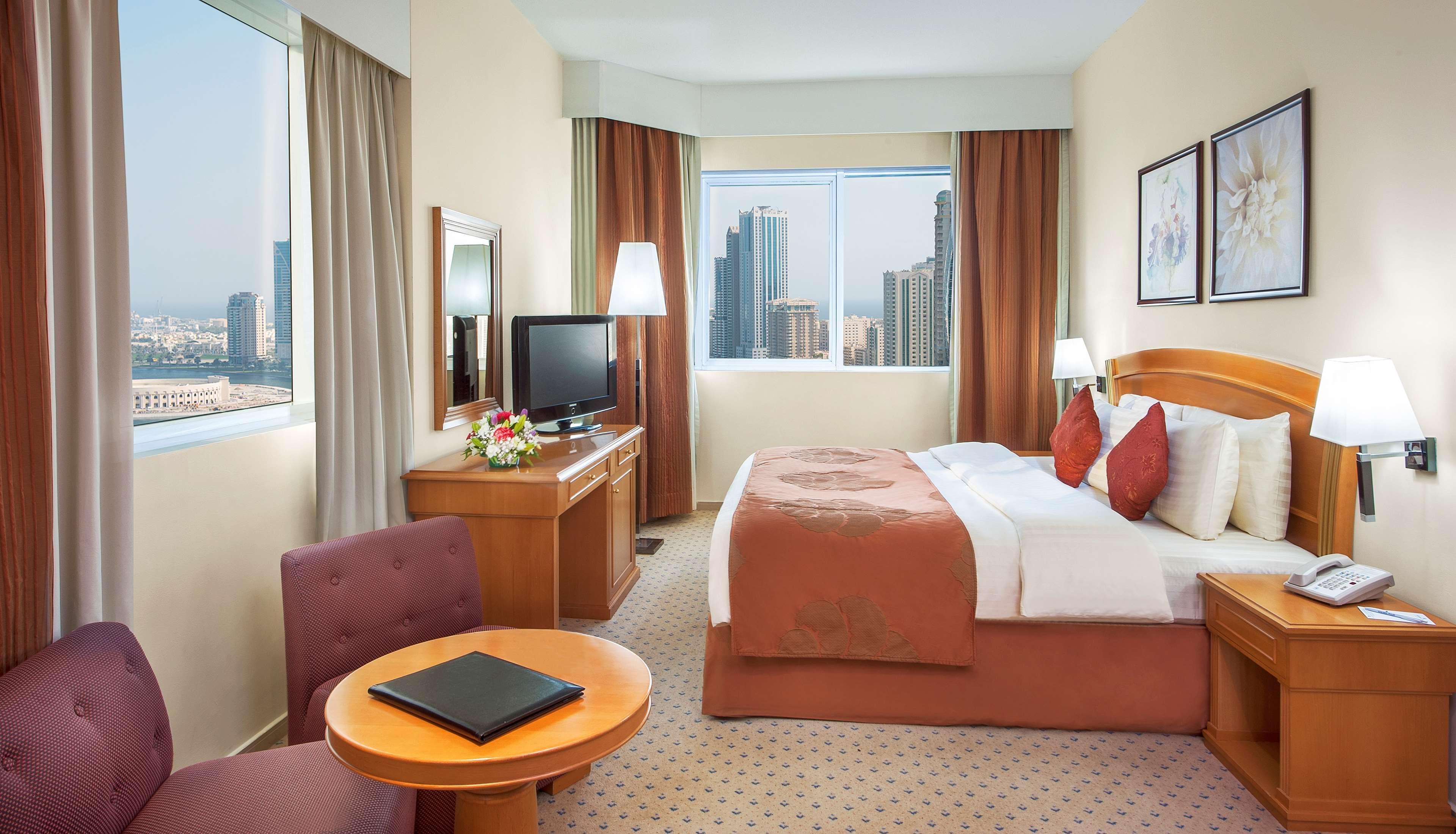 Golden Tulip Sharjah Aparthotel Luaran gambar