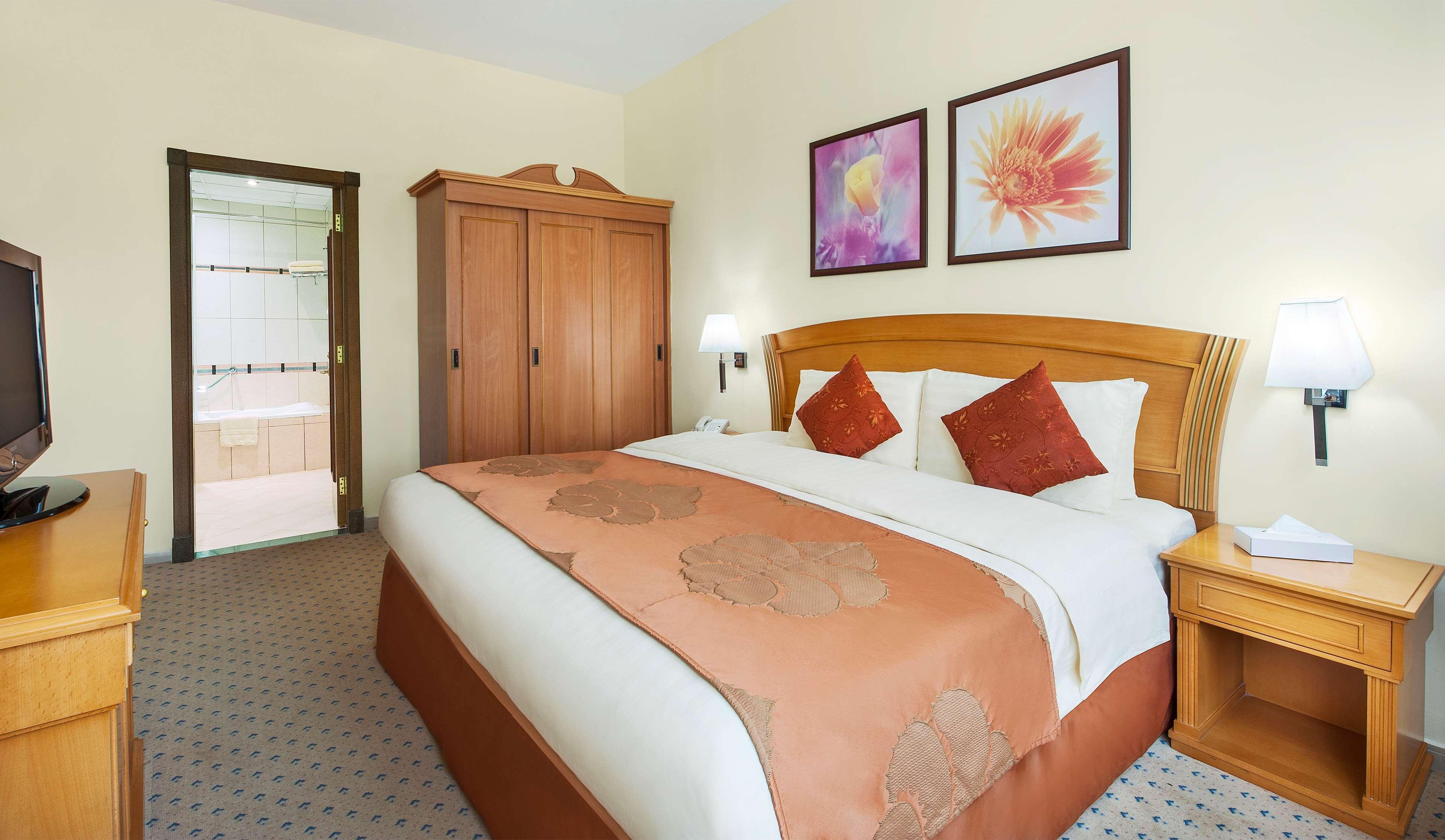 Golden Tulip Sharjah Aparthotel Luaran gambar