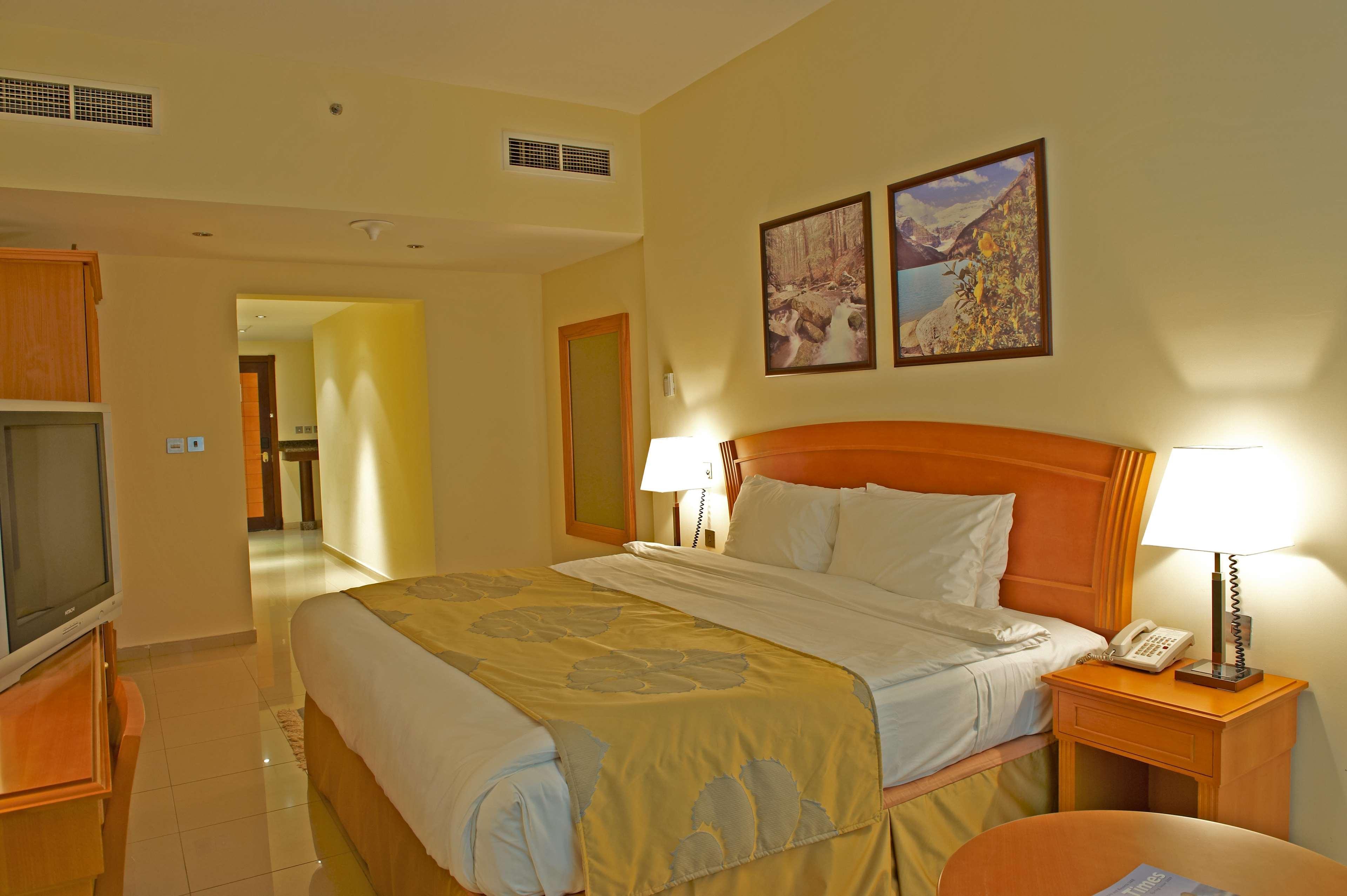 Golden Tulip Sharjah Aparthotel Luaran gambar