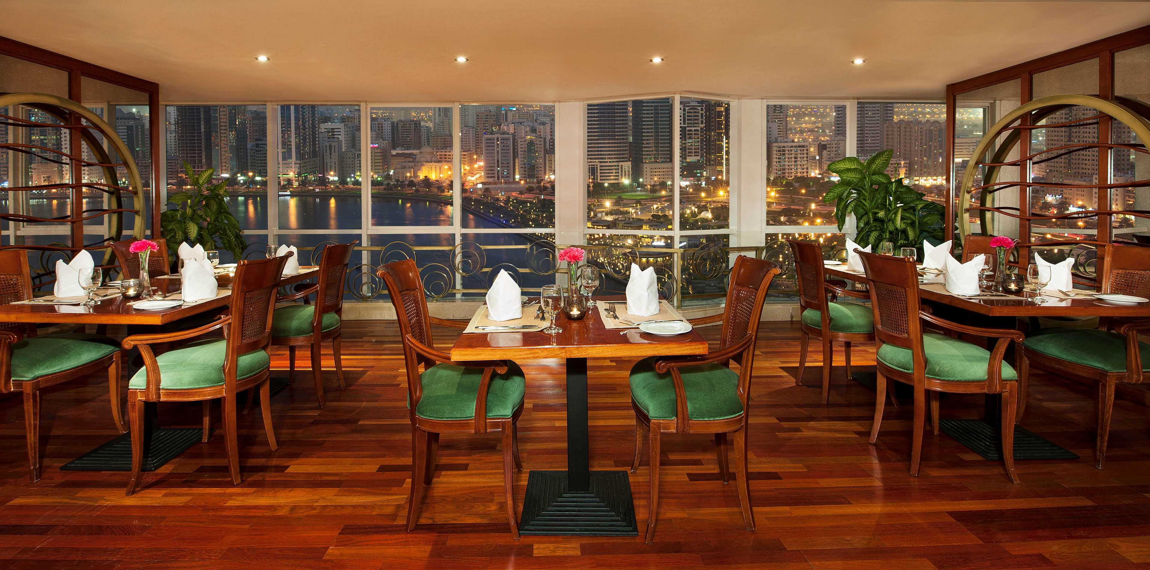 Golden Tulip Sharjah Aparthotel Luaran gambar