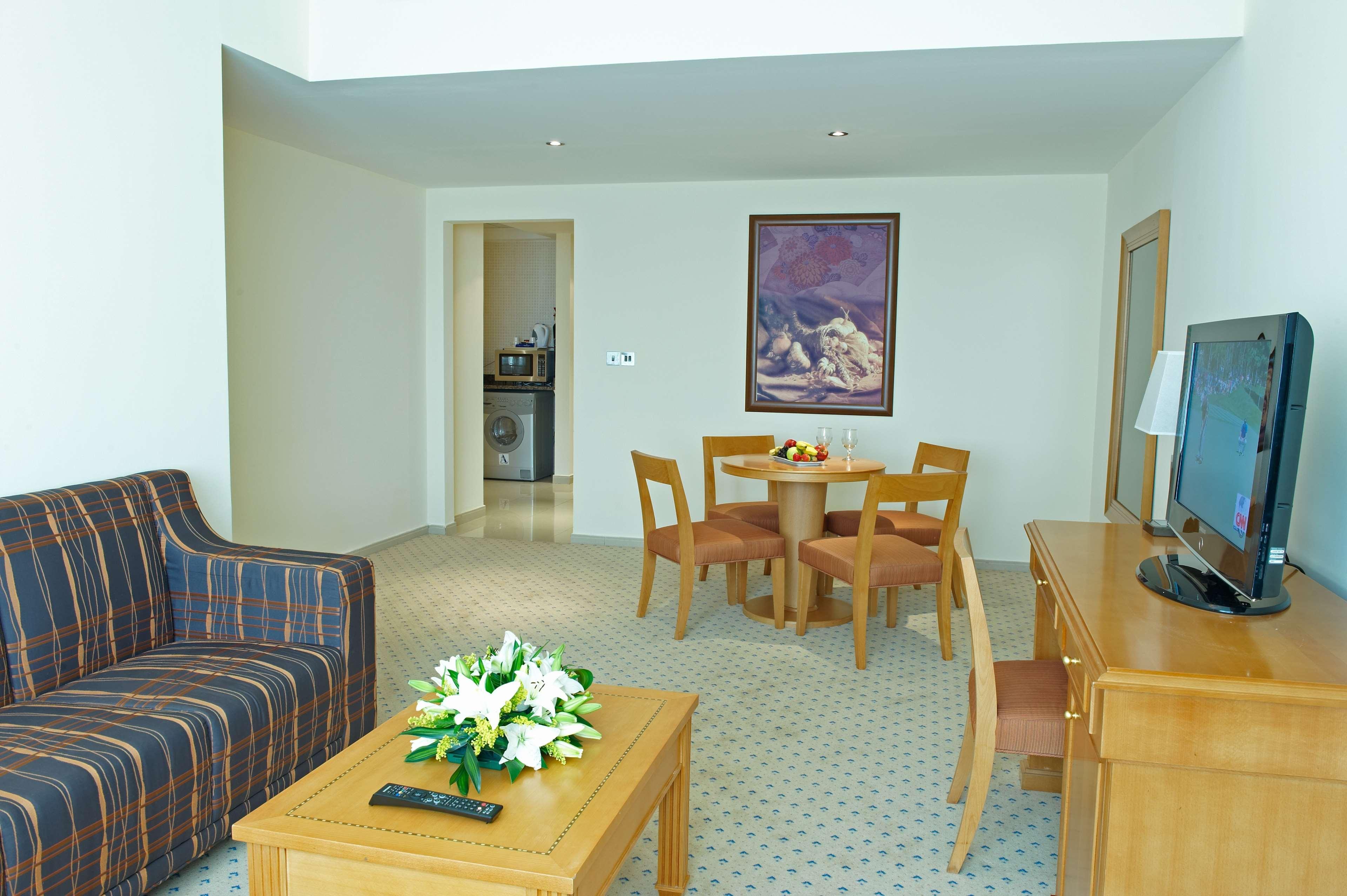 Golden Tulip Sharjah Aparthotel Luaran gambar