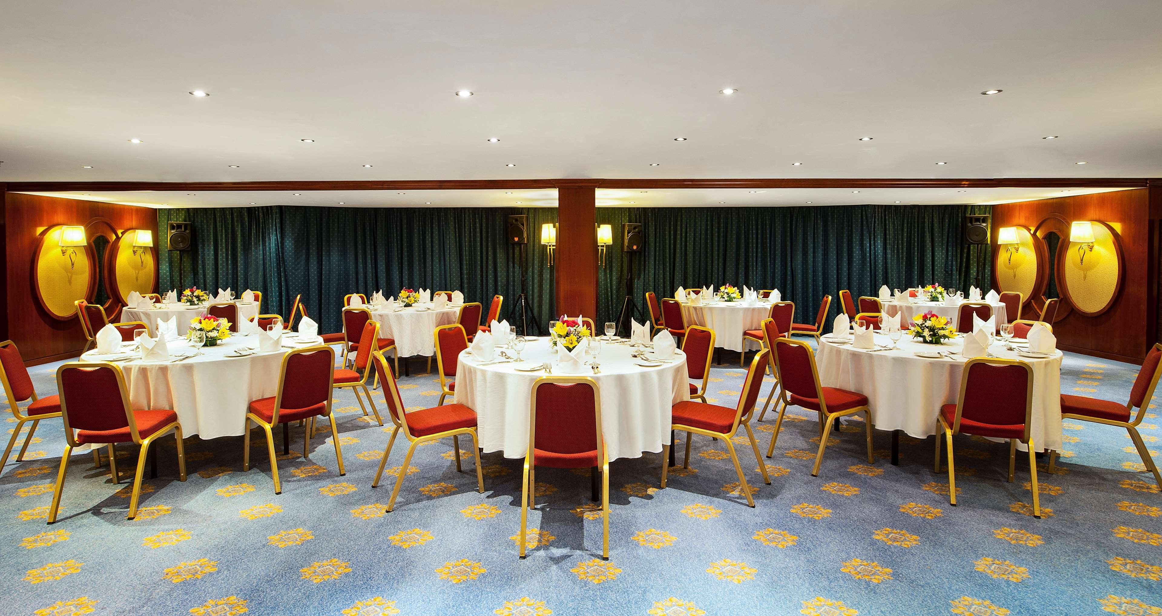Golden Tulip Sharjah Aparthotel Luaran gambar