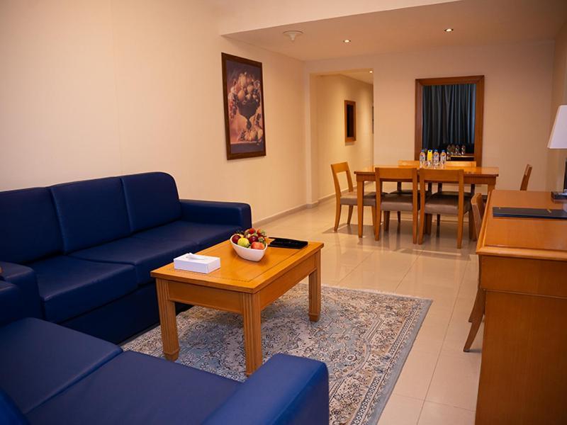 Golden Tulip Sharjah Aparthotel Luaran gambar