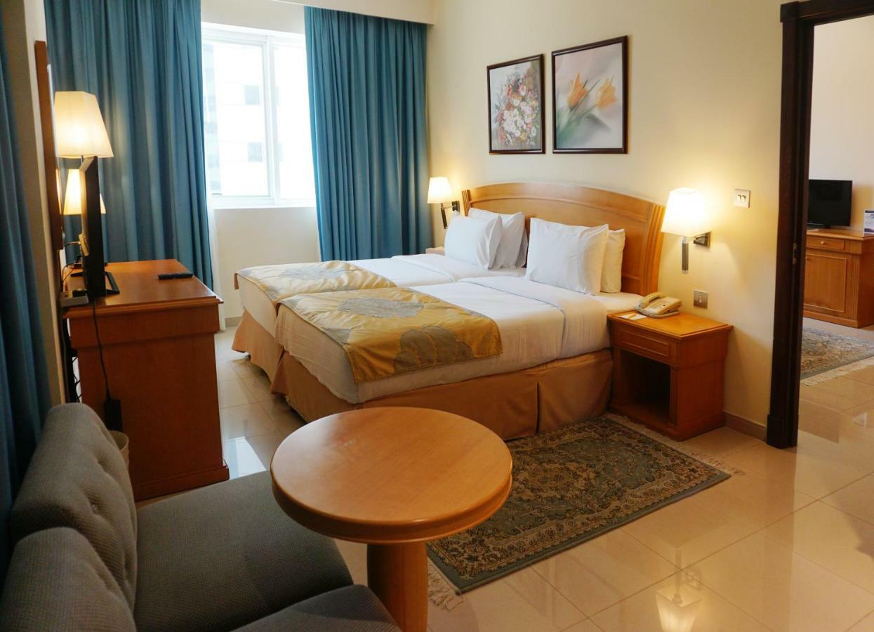 Golden Tulip Sharjah Aparthotel Luaran gambar