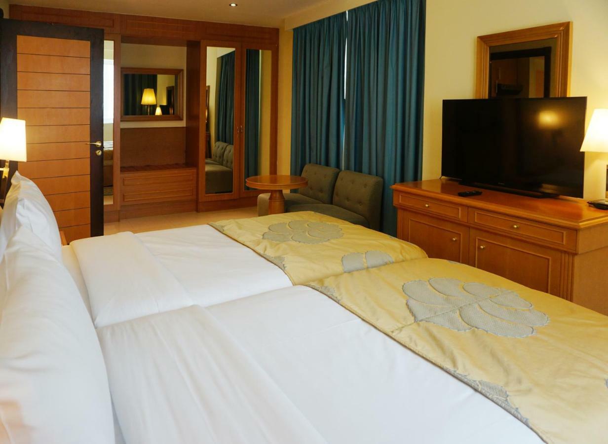Golden Tulip Sharjah Aparthotel Luaran gambar