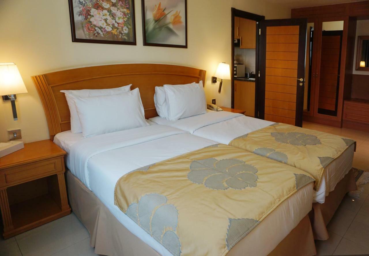 Golden Tulip Sharjah Aparthotel Luaran gambar