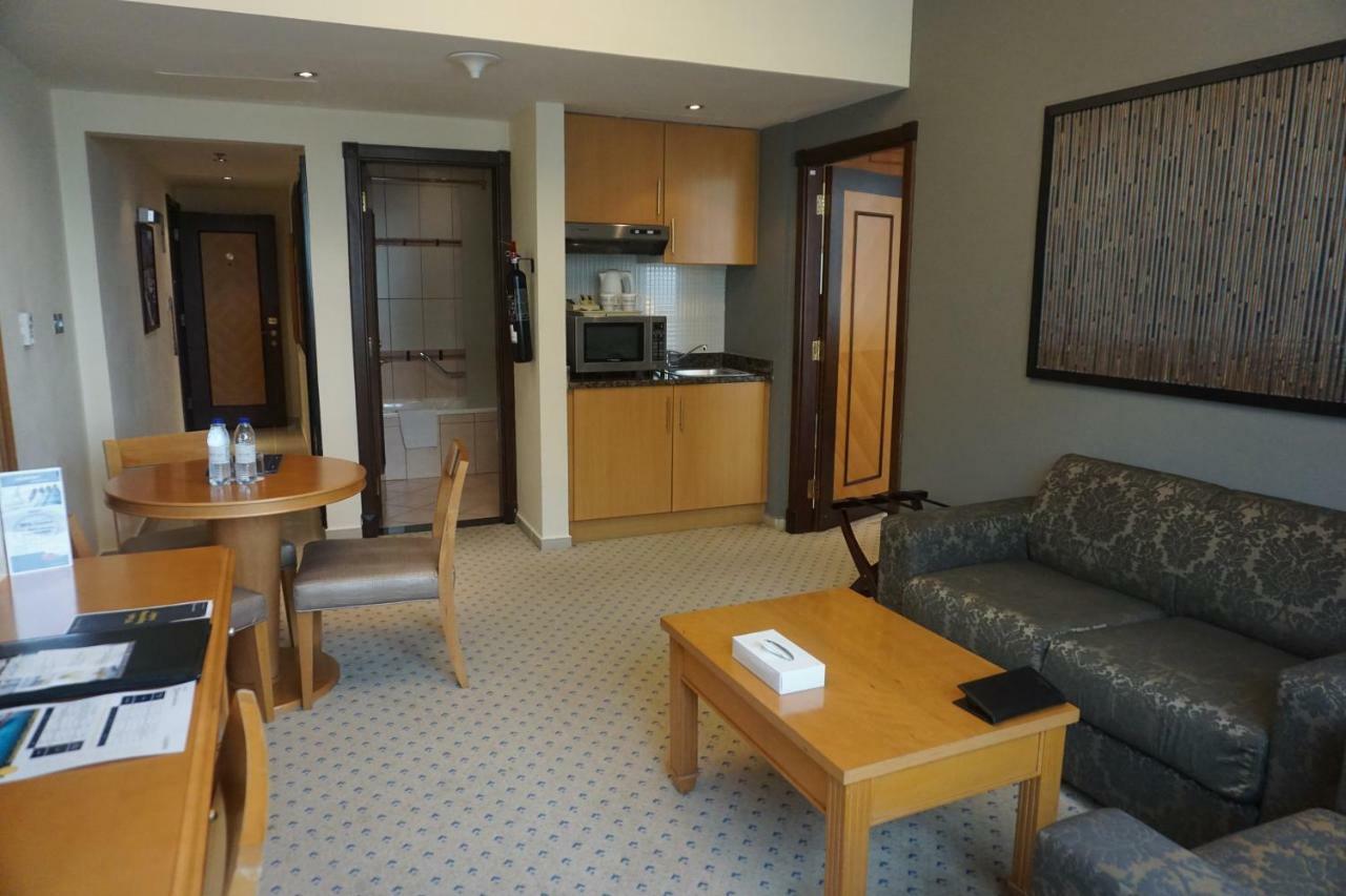 Golden Tulip Sharjah Aparthotel Luaran gambar