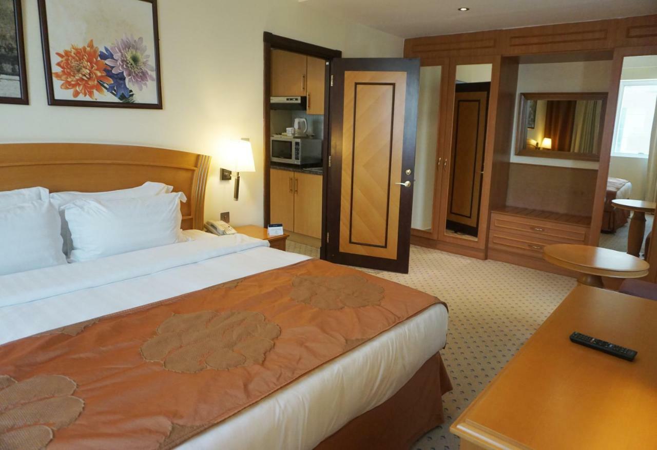 Golden Tulip Sharjah Aparthotel Luaran gambar