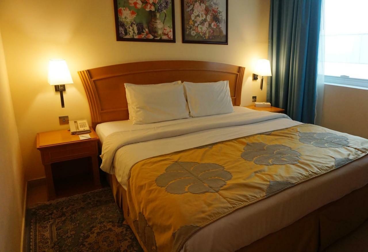 Golden Tulip Sharjah Aparthotel Luaran gambar