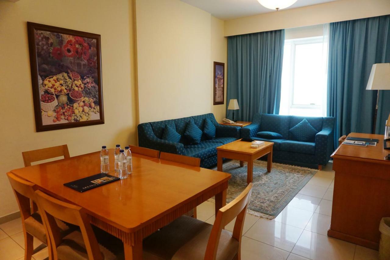 Golden Tulip Sharjah Aparthotel Luaran gambar