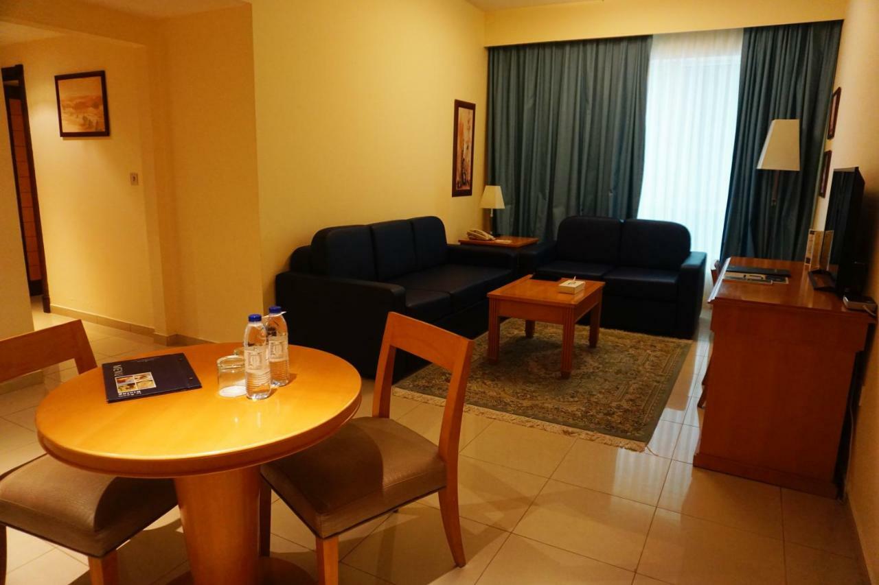 Golden Tulip Sharjah Aparthotel Luaran gambar