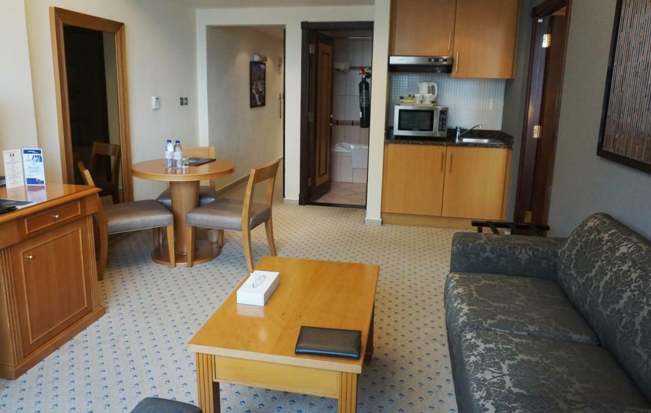 Golden Tulip Sharjah Aparthotel Luaran gambar