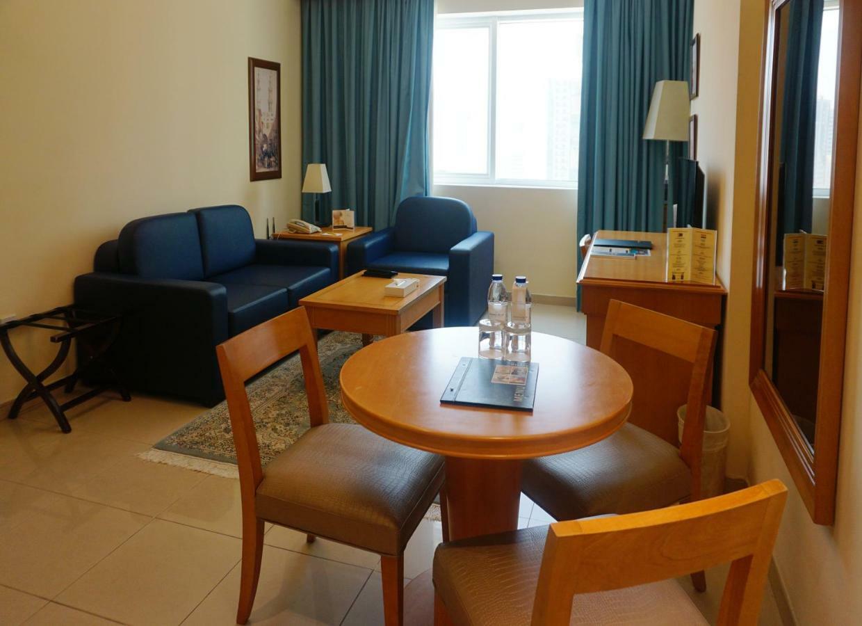 Golden Tulip Sharjah Aparthotel Luaran gambar