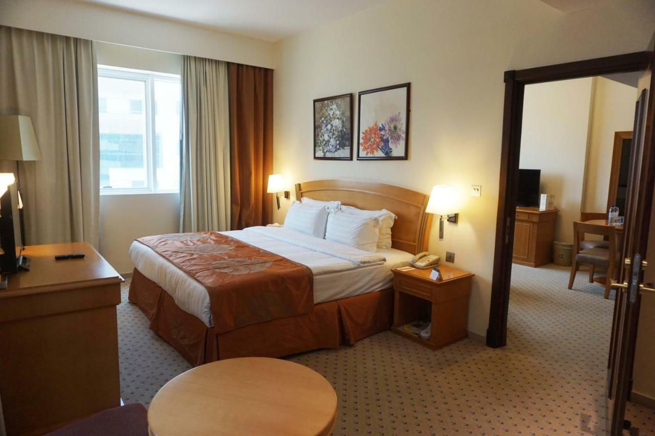 Golden Tulip Sharjah Aparthotel Luaran gambar