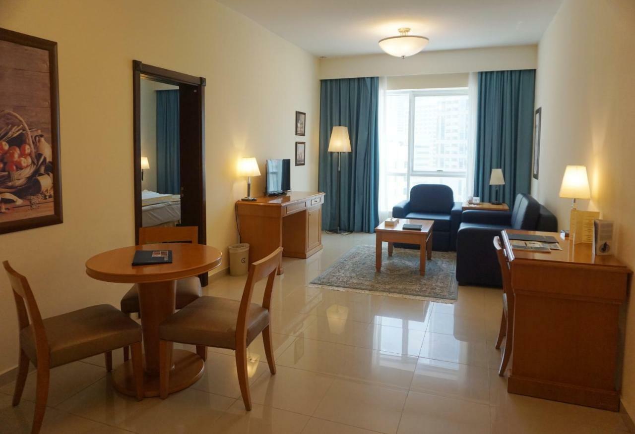 Golden Tulip Sharjah Aparthotel Luaran gambar