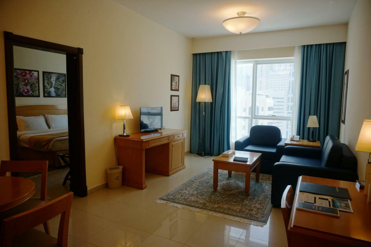 Golden Tulip Sharjah Aparthotel Luaran gambar